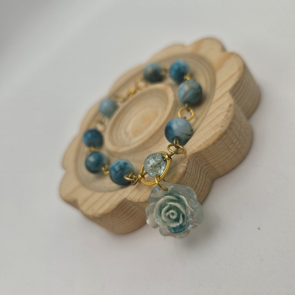 Handmade Elegant Blue and Gold Bracelet with Floral Charm - Picture 3 of 4